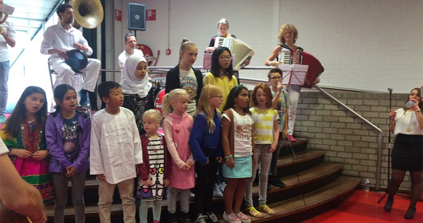 Schoolkinderen zingen Meertalig